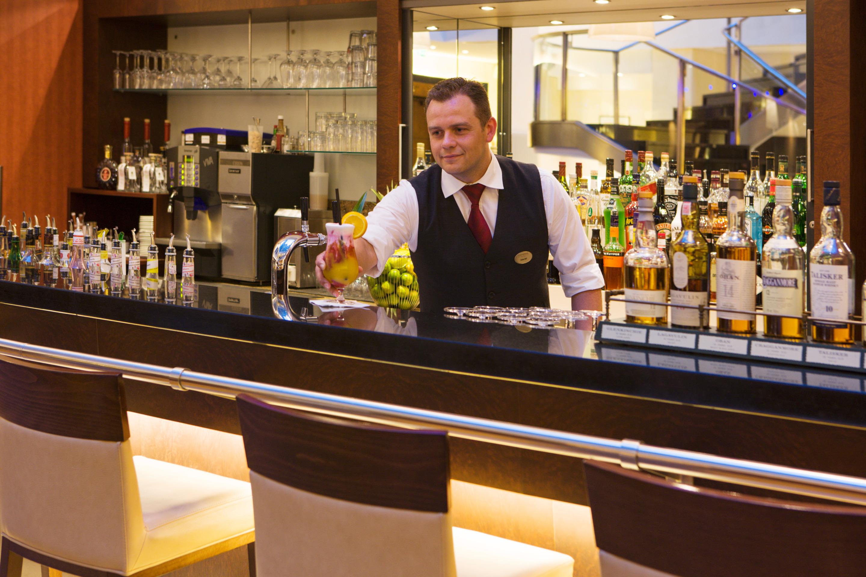 Steigenberger Hotel De Saxe Dresde Exterior foto A bartender at work