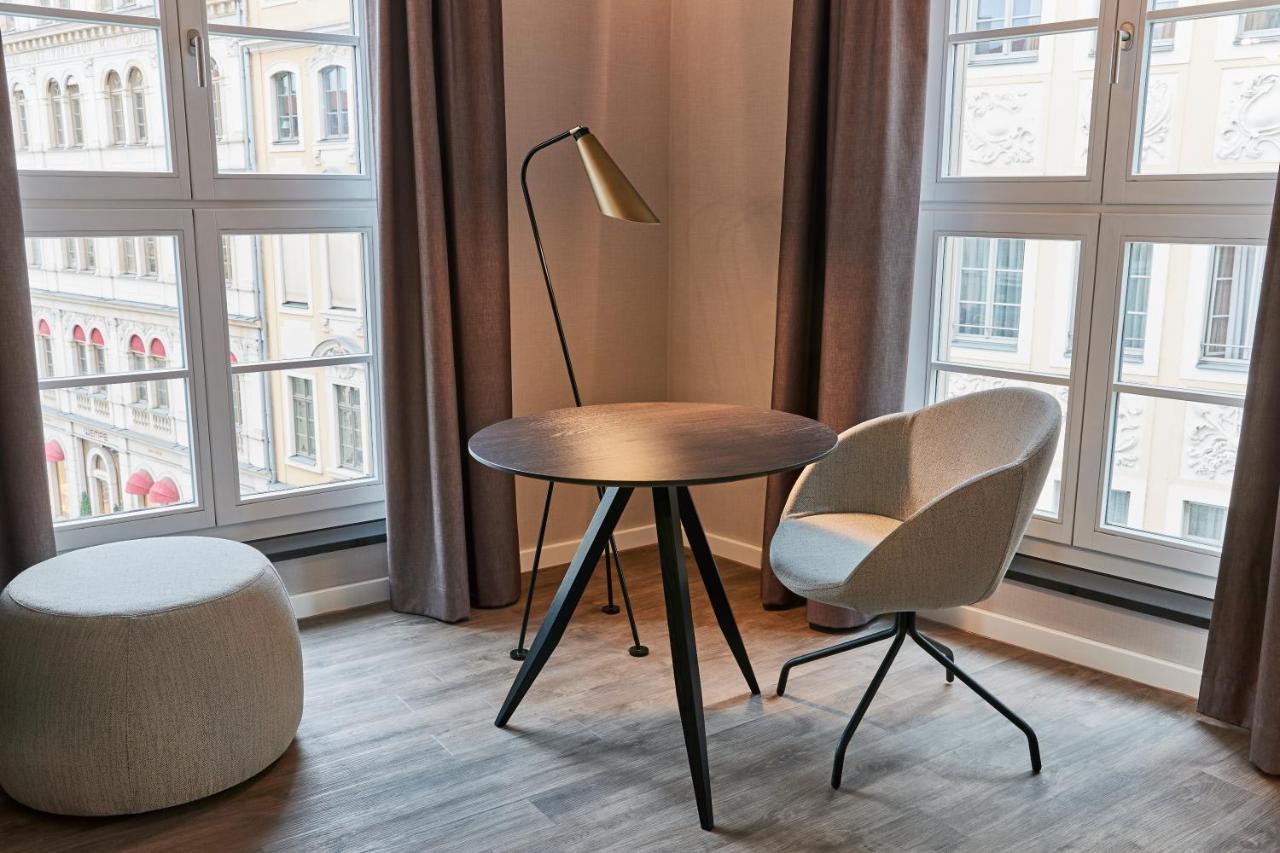 Steigenberger Hotel De Saxe Dresde Exterior foto A floor lamp